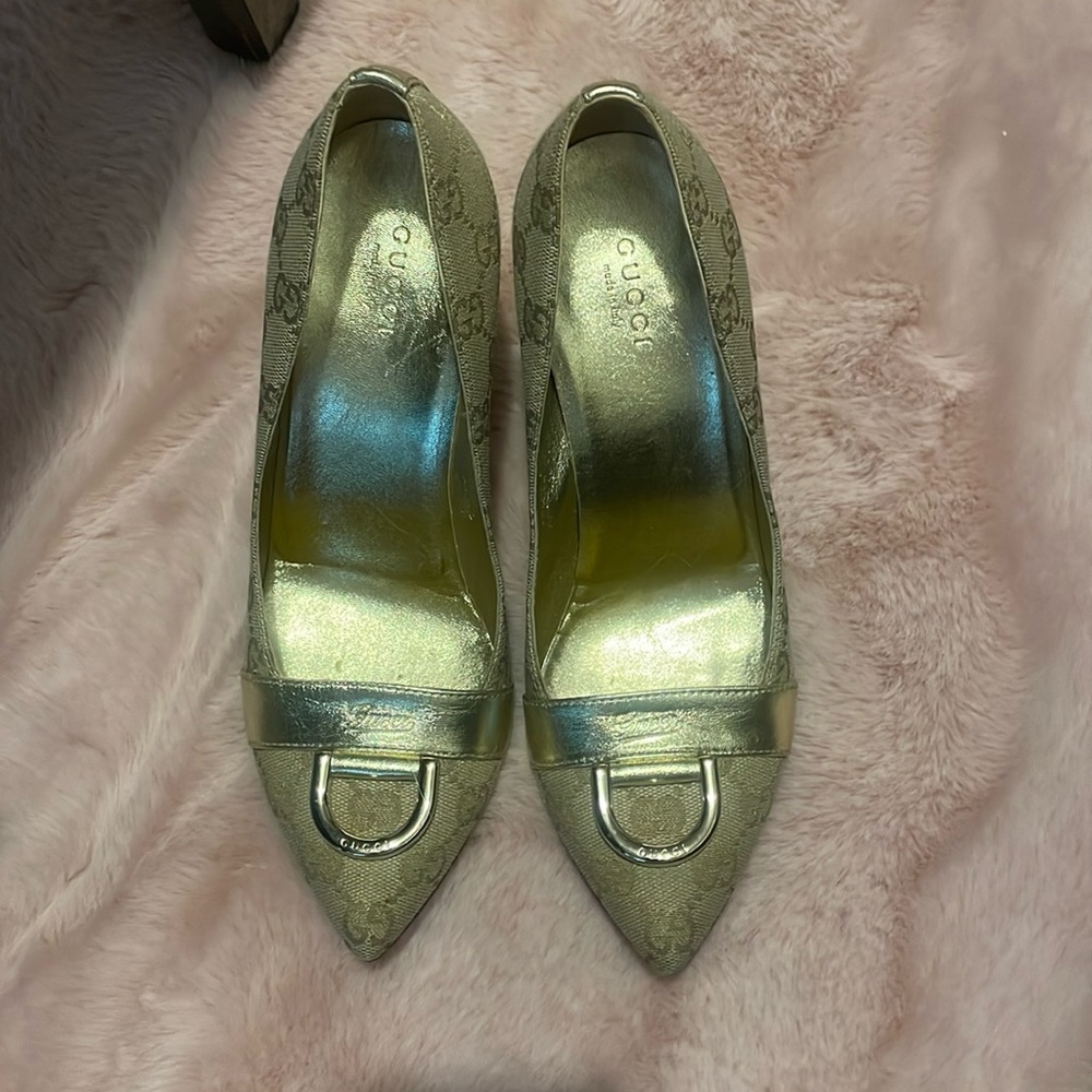 Authentic Gucci heels monogram . Cream and gold . With box and dust bag . Used .